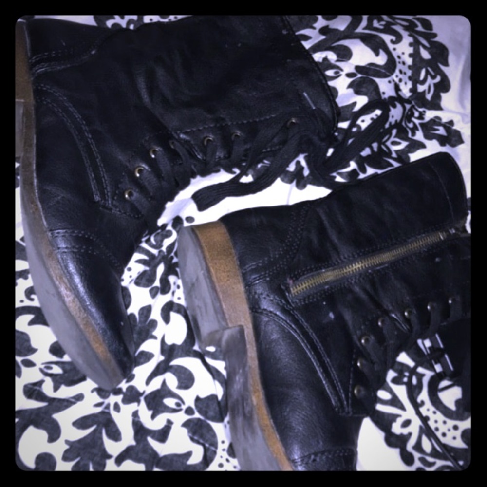 Combat boots